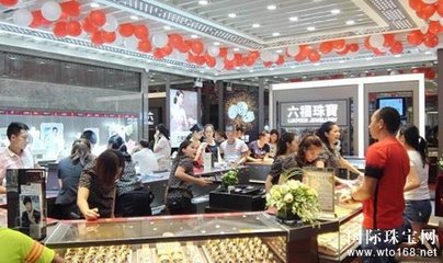 北海萬(wàn)達(dá)廣場(chǎng)六福珠寶專柜璀璨揭幕，點(diǎn)亮北部灣時(shí)尚消費(fèi)新地標(biāo)